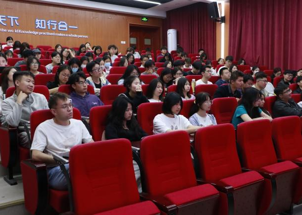 书院举办“摄影与新大众文艺‘一拍即合’”主题讲座