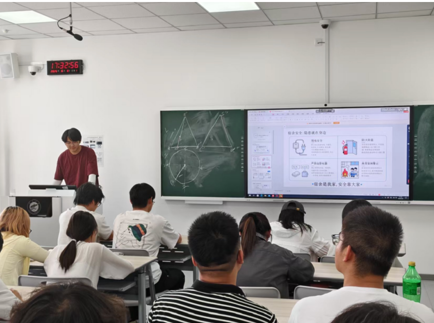 强化安全意识，守护青春成长——书院各班级开展学生安全教育主题班会